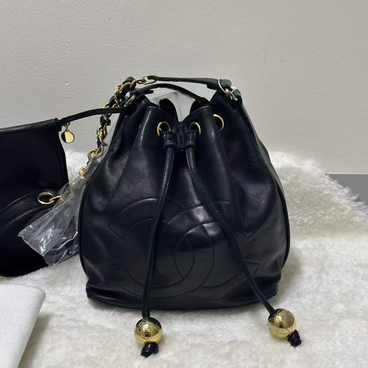香奈儿黑色金色双球抽绳水桶单肩包 [二手]