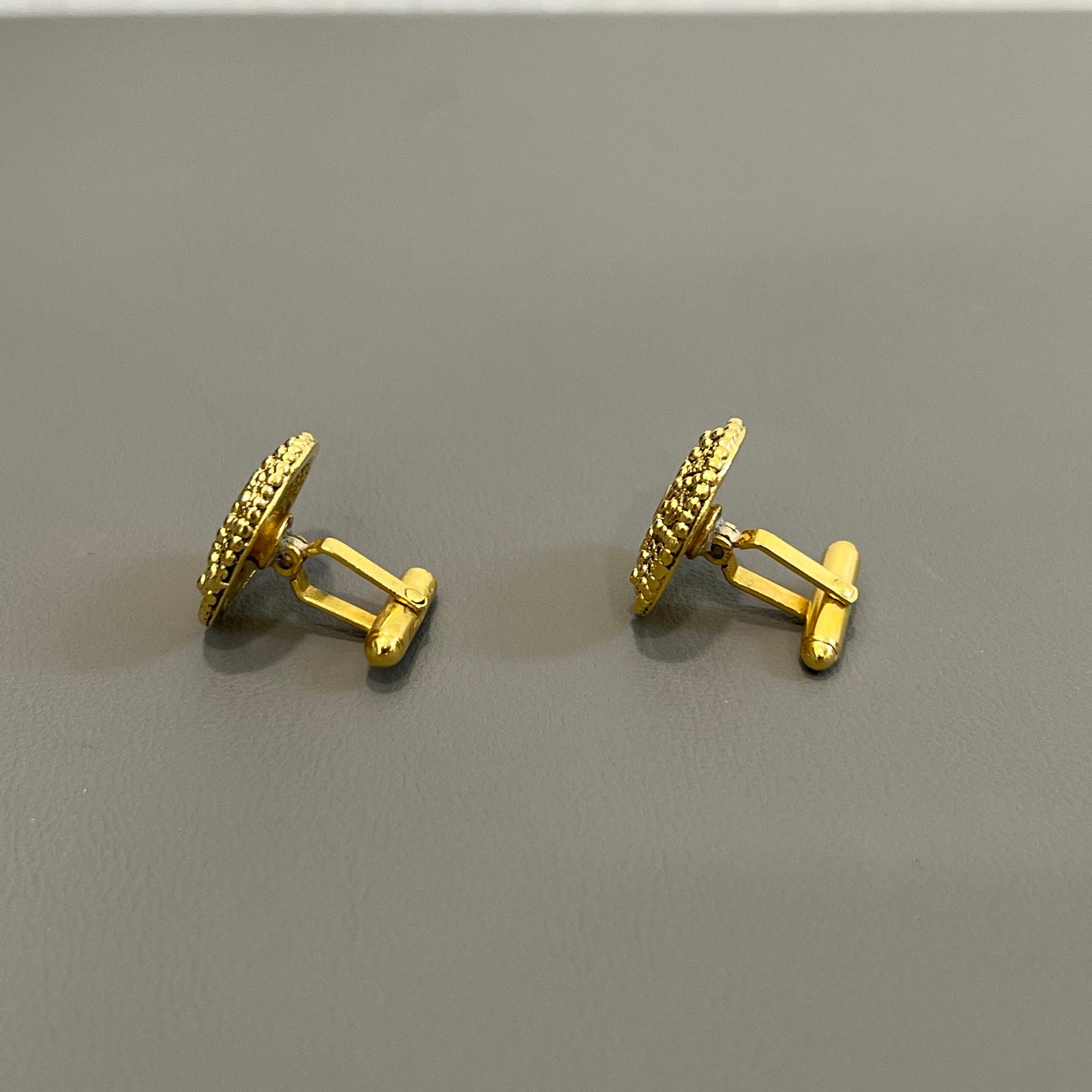 CHANEL Vintage Gold Cufflinks [Pre-Owned]