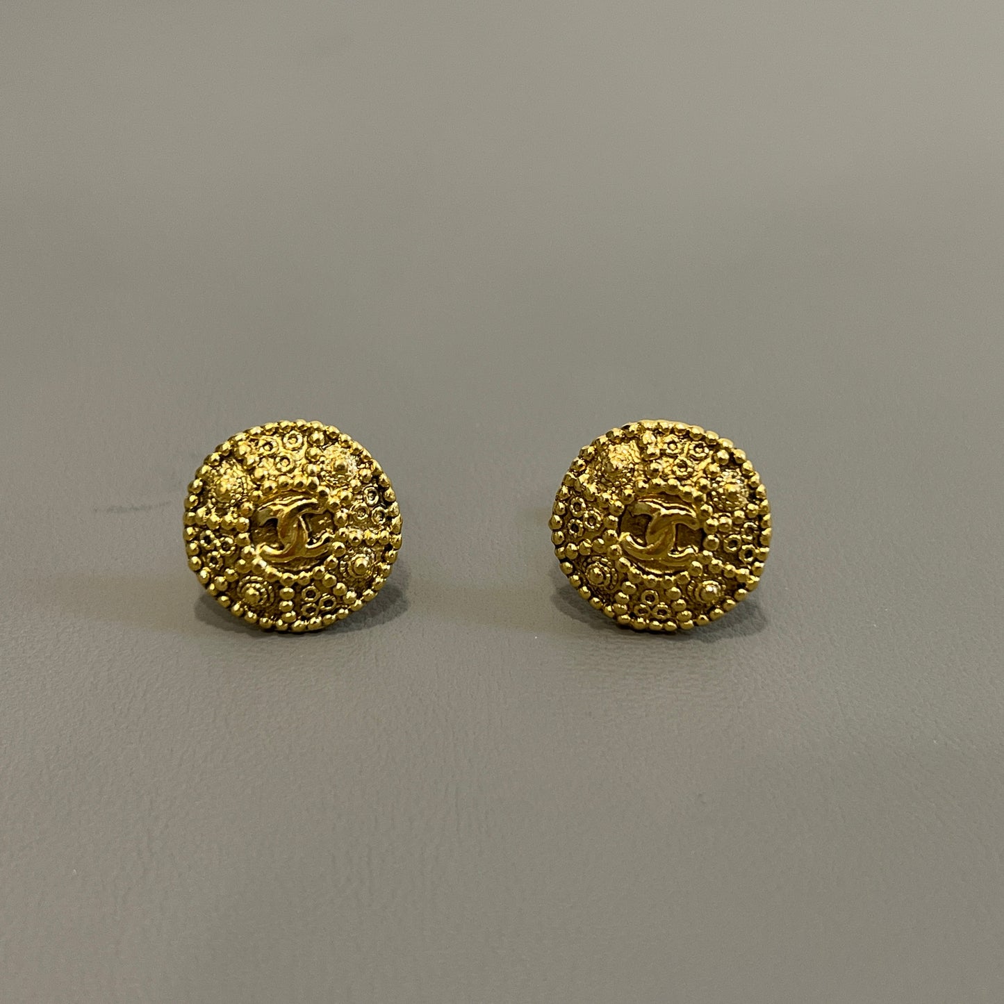 CHANEL Vintage Gold Cufflinks [Pre-Owned]