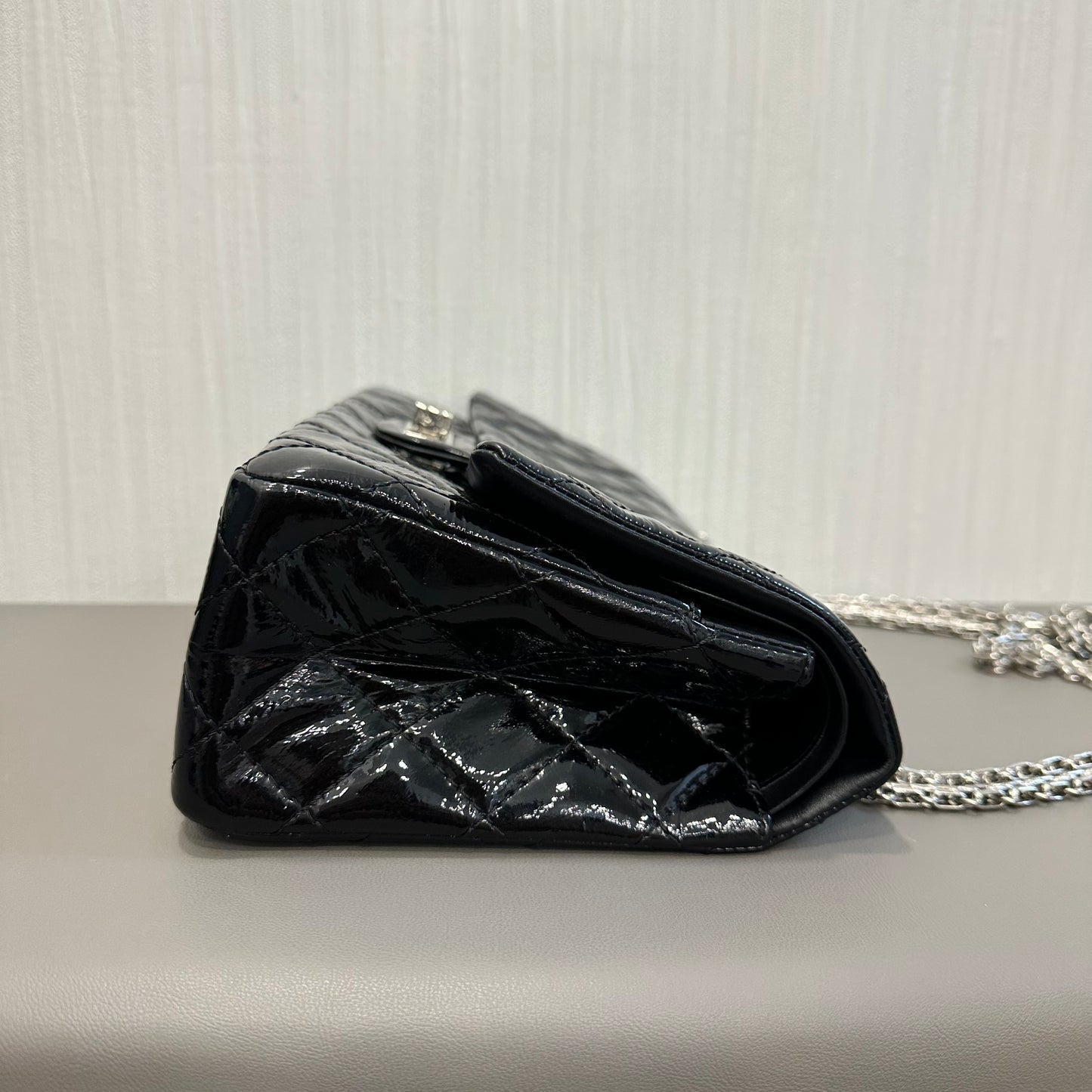 シャネル パテントレザー 2.55 シルバー チェーンバッグ【中古】