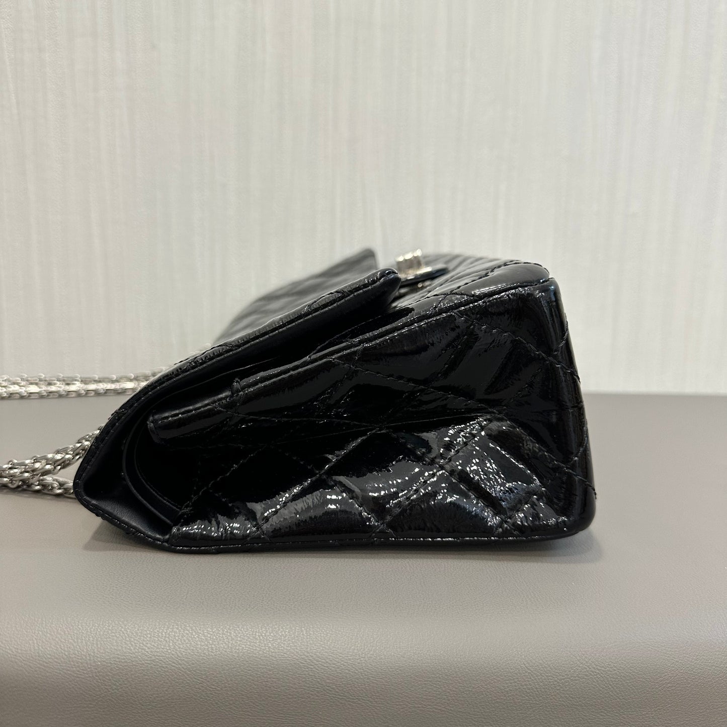 シャネル パテントレザー 2.55 シルバー チェーンバッグ【中古】