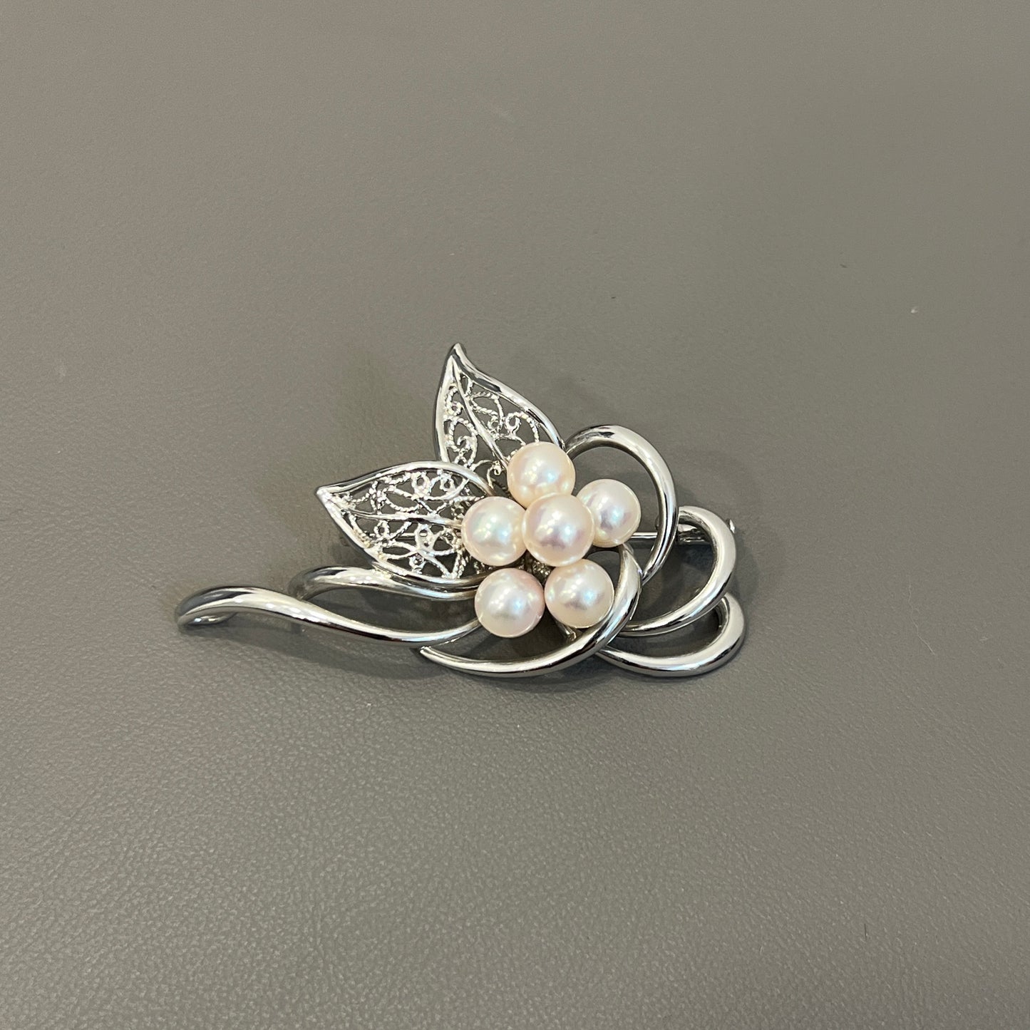 Akoya Flower Design Brooch [Pre-Owned]