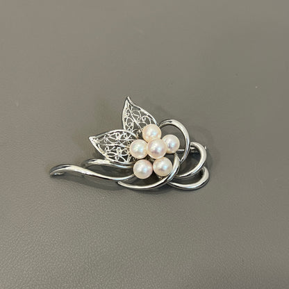 Akoya Flower Design Brooch [Pre-Owned]