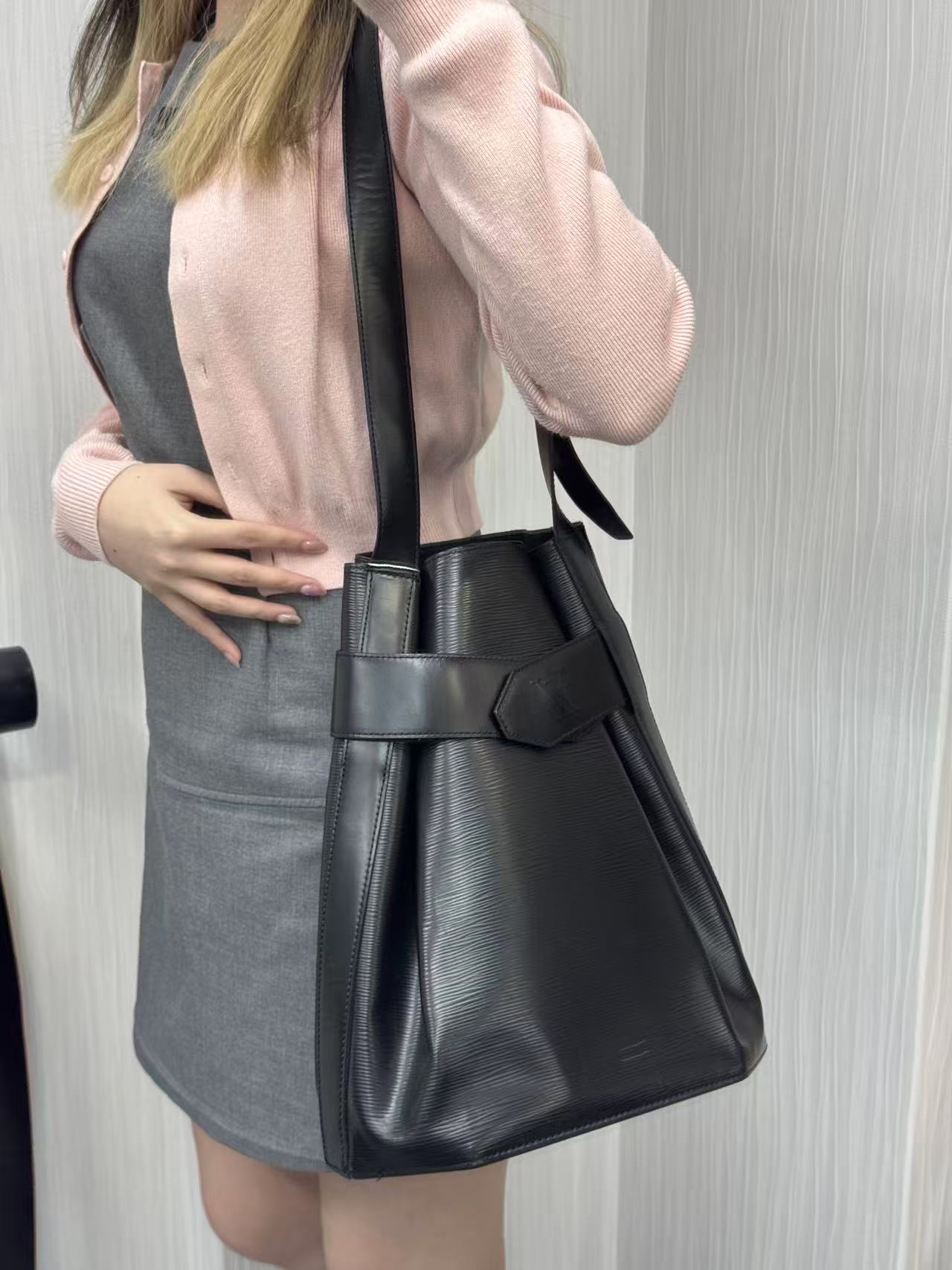 LV ブラック エピ オクタゴナル バケットバッグ 【中古】
