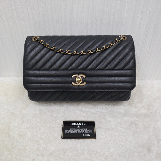 CHANEL ブラック＆ゴールド シェブロン クロスボディバッグ 【中古】 