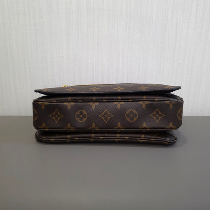 Louis Vuitton Monogram Messenger Bag [Pre-Owned]