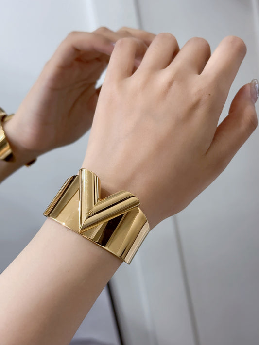 LOUIS VUITTON Essential V Bracelet [Pre-Owned]